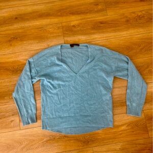 360 Cashmere 100% cashmere v-neck sweater size M